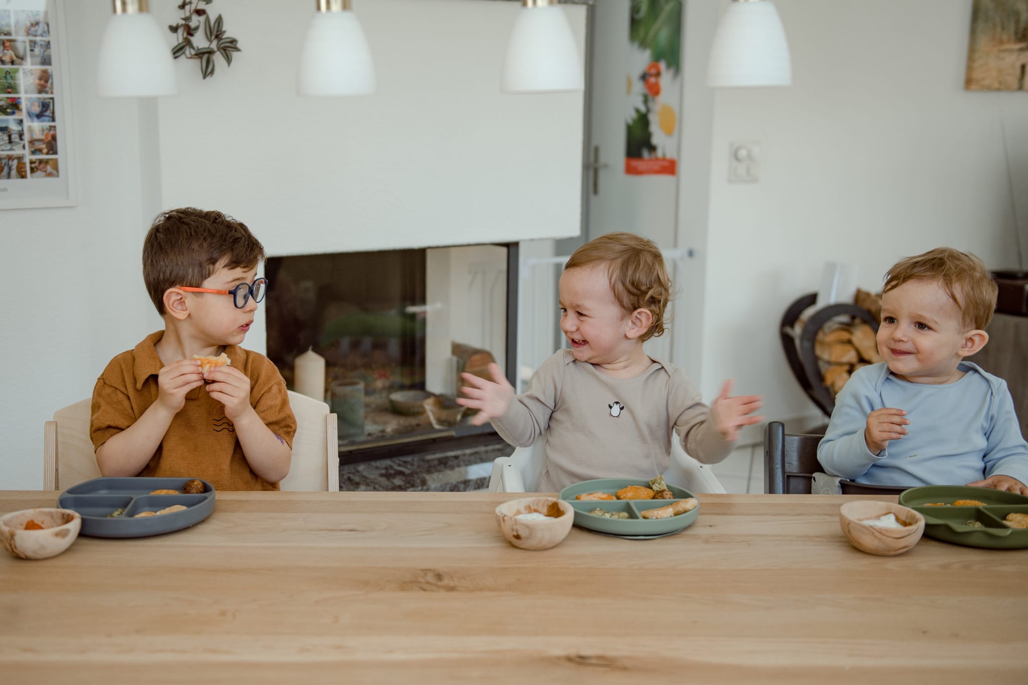 Kinder essen gemeinsam am Tisch